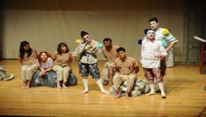 Karşıyaka Belediye Tiyatrosu Vahşi Komedi ile sezonu açtı