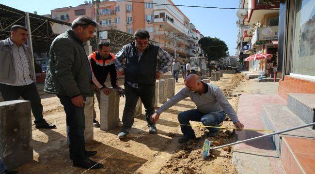 Karşıyaka yollarını kendi ürettiği malzemeyle onarıyor