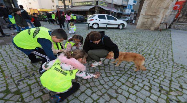 Efes Selçuklu çocuklardan can dostlara yeni yıl maması