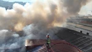 İzmir İtfaiyesi’nden yangına 6 dakikada müdahale 