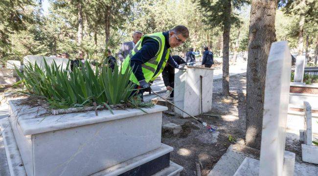 İzmirlilerle Mezarlıkta Çevre Temizliği Yaptı 