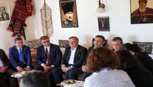  Başkan Tugay, İstanbul'da CHP Genel Başkanı Özgür Özel ile bir araya geldi