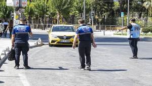 İzmir’de zabıta ekiplerinden yolcu kılığında taksi denetimi 