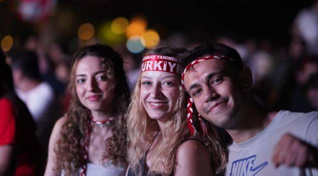 İzmir’in dev ekranlarında milli heyecan 