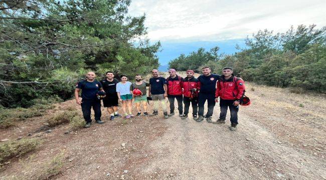 İzmir İtfaiyesi Kayalıklarda Mahsur Kalan Üç Genci Kurtardı
