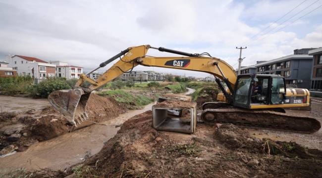 İzmir Büyükşehir Belediyesi ekipleri yağışlarla mücadele ediyor
