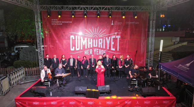 İzmir'de Cumhuriyet coşkusu başladı