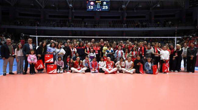Voleybolun yıldızlarından İzmir İtfaiyesi’ne teşekkür