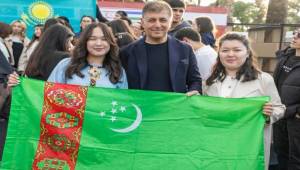 Başkan Tugay Dünya Türk Dili Ailesi Günü’nü öğrencilerle birlikte kutladı