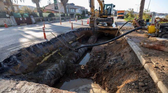 Mithatpaşa Caddesi’ndeki ana boru arızası için İZSU seferber oldu