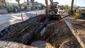 Mithatpaşa Caddesi’ndeki ana boru arızası için İZSU seferber oldu