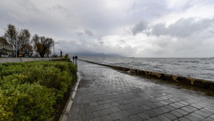 Fırtına duvarı Kordon’da taşkını önledi