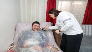 Gaziemir Belediyesi 1056 Vatandaşa Evde Kuaför Hizmeti Ulaştırdı