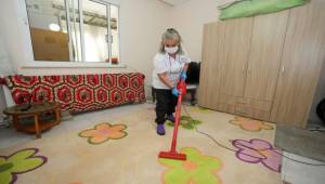 Gaziemir Belediyesi evleri temizliyor, hayatları kolaylaştırıyor