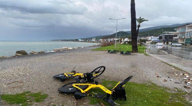 İzmir Büyükşehir Belediyesi ekipleri sağanak nedeniyle seferber oldu