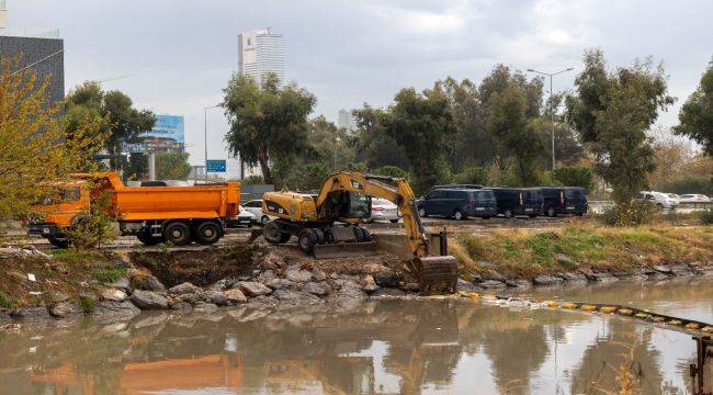 İzmir Büyükşehir Belediyesi ekipleri sağanak yağış ve fırtına nedeniyle seferber oldu