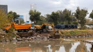 İzmir Büyükşehir Belediyesi ekipleri sağanak yağış ve fırtına nedeniyle seferber oldu