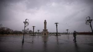 İzmir Büyükşehir Belediyesi ekipleri yağış nöbetinde