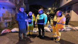 İzmir’de ekipler gece boyunca sahada