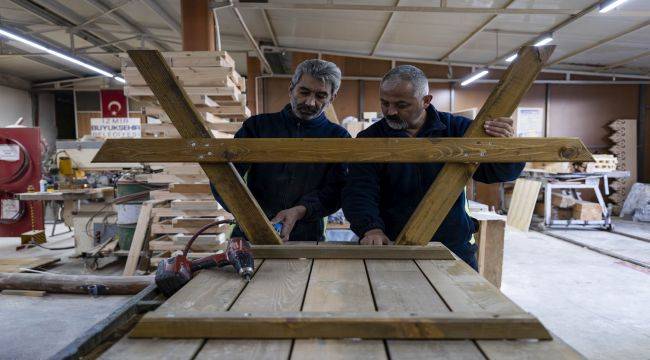İzmir’in sihirli elleri kent için üretiyor