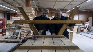 İzmir’in sihirli elleri kent için üretiyor