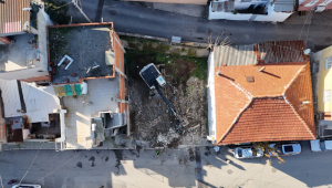 Konak’ta metruk bina yıkımları sürüyor