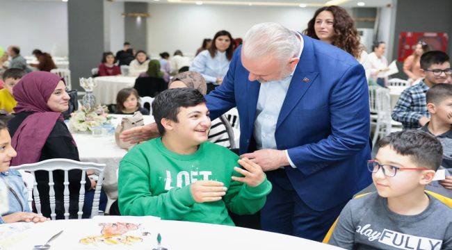 Menemen'de özel çocukların karne sevinci yürekleri ısıttı