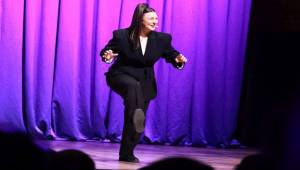 Yasemin Sakallıoğlu, İzmirlileri kahkahaya boğdu