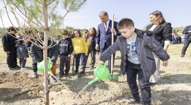 Başkan Tugay çocuklara verdiği sözü tuttu, fidanlar toprakla buluştu