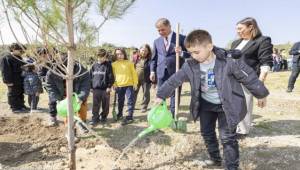 Başkan Tugay çocuklara verdiği sözü tuttu, fidanlar toprakla buluştu