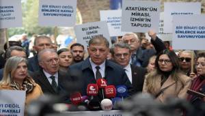 İzmir'de yalnız direniş: Cemil Tugay, Meslek Fabrikası önünde