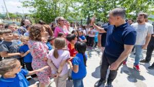 Başkan Tugay’dan Kirazlı çocuklara karne hediyesi