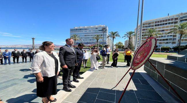 Gümrükçü yeni il yönetimiyle Atatürk Anıt'ına çelenk bıraktı 
