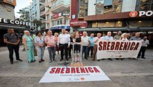 Srebrenitsa’da katledilen canlar Konak’ta anıldı