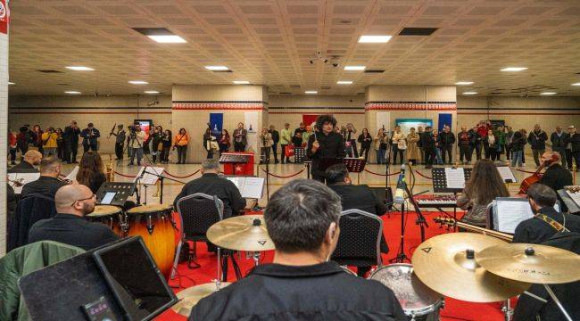İzmir Metrosu’nu Cumhuriyet coşkusu sardı 